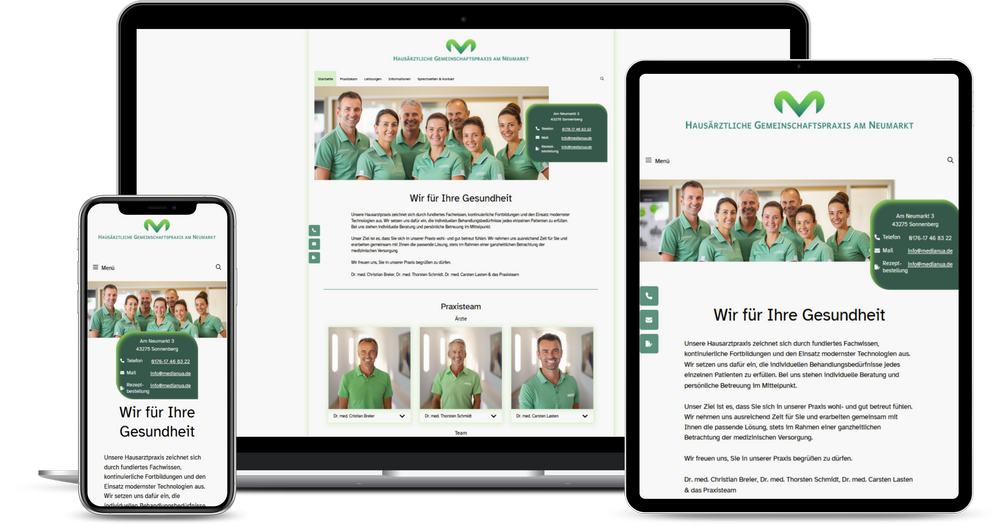 Drei Screens (Desktop, Tablet, Smartphone) mit der Startseite der Website Praxis-Kompakt.